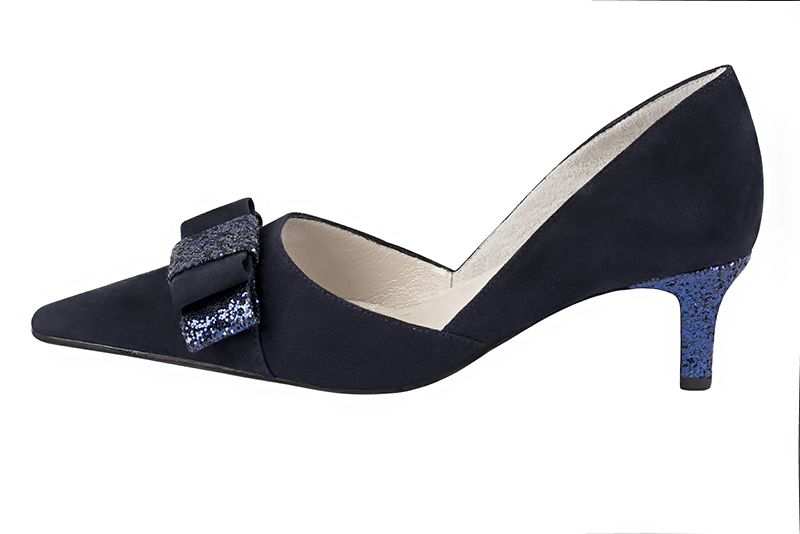 Navy blue women's open arch dress pumps. Pointed toe. Medium slim heel. Profile view - Florence KOOIJMAN